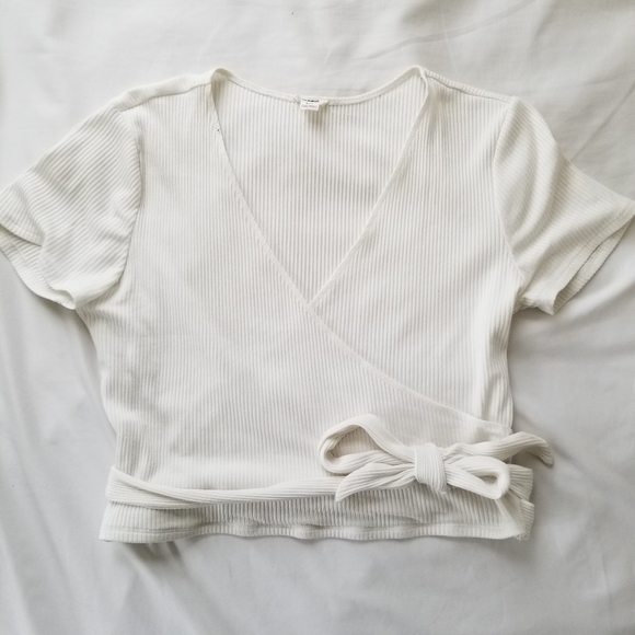 SOLD 🦢 Garage - tie front top - Picture 1 of 3